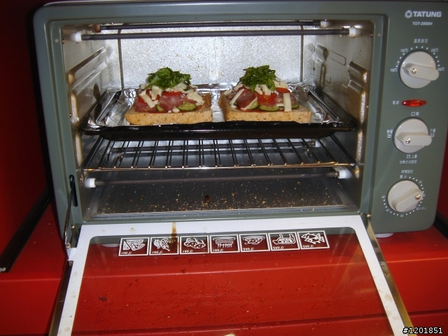 烤箱料理----剩菜再利用之偽pizza