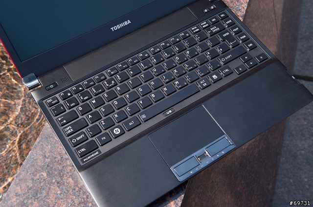 《 熊寶貝 》TOSHIBA R830 商務也能很時尚