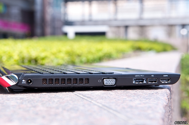 《 熊寶貝 》TOSHIBA R830 商務也能很時尚