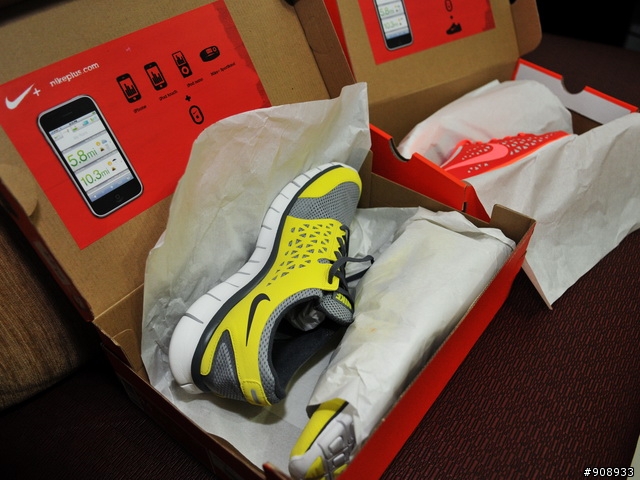 哎呀!! 回到家踢到箱子了~NIKE Free Run +