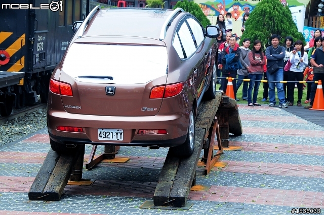 亞洲車神陳和皇2011年3月19日Luxgen車埕車聚神技演出,以181張連續照片串成影片播出。