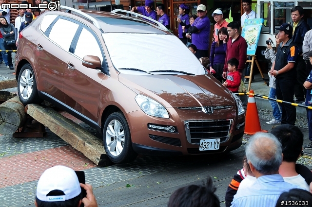 亞洲車神陳和皇2011年3月19日Luxgen車埕車聚神技演出,以181張連續照片串成影片播出。