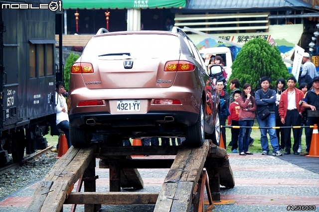 亞洲車神陳和皇2011年3月19日Luxgen車埕車聚神技演出,以181張連續照片串成影片播出。