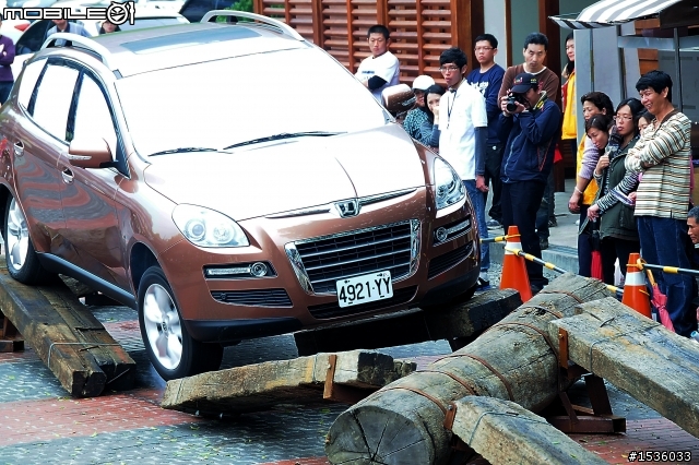 亞洲車神陳和皇2011年3月19日Luxgen車埕車聚神技演出,以181張連續照片串成影片播出。