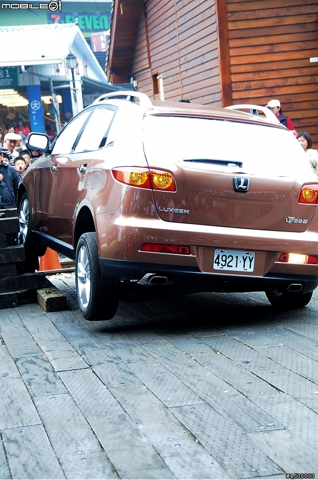 亞洲車神陳和皇2011年3月19日Luxgen車埕車聚神技演出,以181張連續照片串成影片播出。