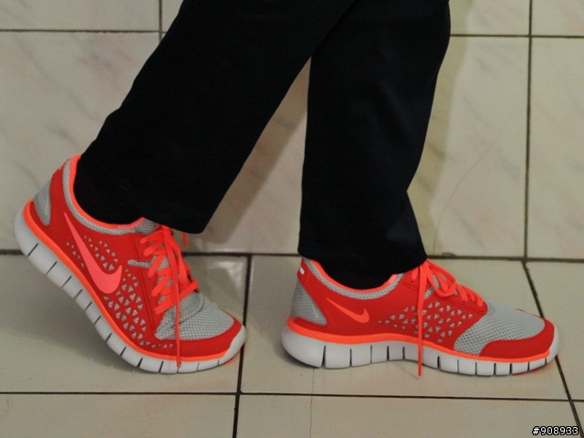 哎呀!! 回到家踢到箱子了~NIKE Free Run +