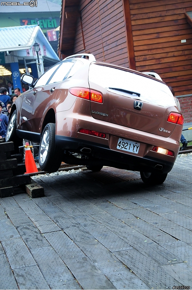 亞洲車神陳和皇2011年3月19日Luxgen車埕車聚神技演出,以181張連續照片串成影片播出。