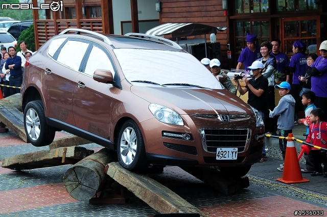 亞洲車神陳和皇2011年3月19日Luxgen車埕車聚神技演出,以181張連續照片串成影片播出。