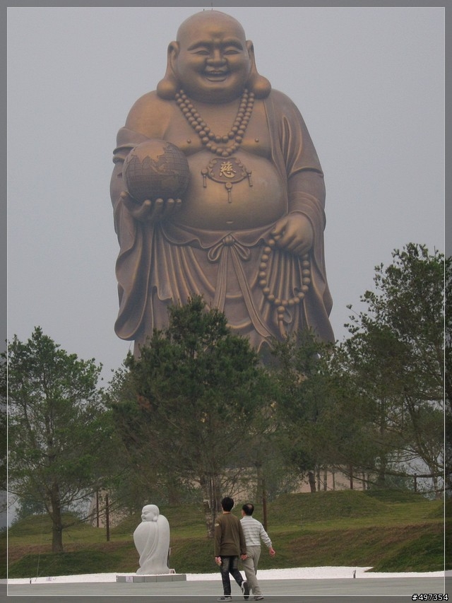龍獅雙潭鐵馬長奔,彌勒大道立地有佛。