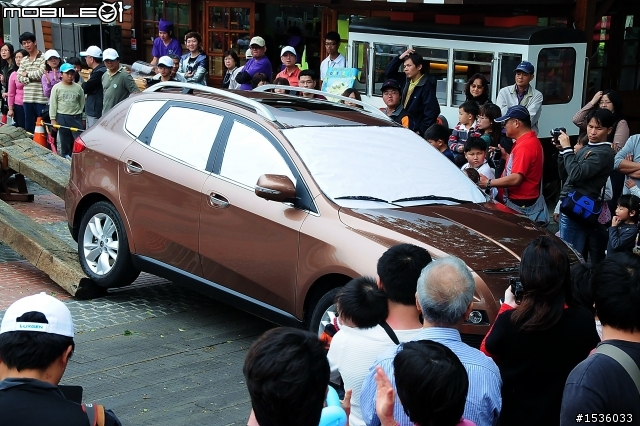 亞洲車神陳和皇2011年3月19日Luxgen車埕車聚神技演出,以181張連續照片串成影片播出。