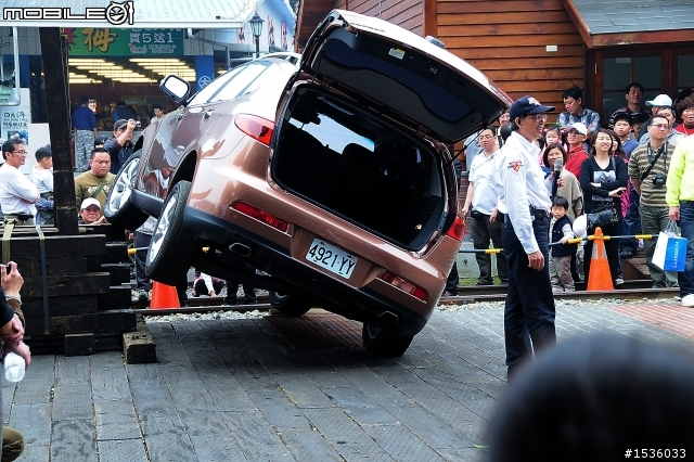 亞洲車神陳和皇2011年3月19日Luxgen車埕車聚神技演出,以181張連續照片串成影片播出。