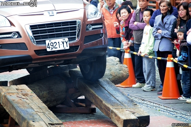 亞洲車神陳和皇2011年3月19日Luxgen車埕車聚神技演出,以181張連續照片串成影片播出。