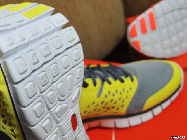 哎呀!! 回到家踢到箱子了~NIKE Free Run +