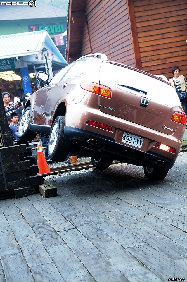 亞洲車神陳和皇2011年3月19日Luxgen車埕車聚神技演出,以181張連續照片串成影片播出。
