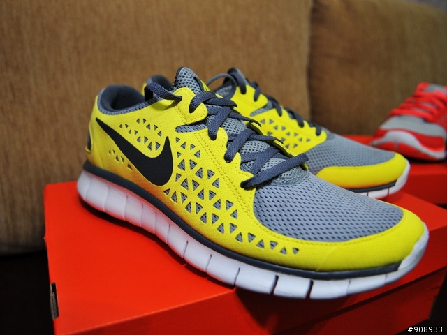 哎呀!! 回到家踢到箱子了~NIKE Free Run +