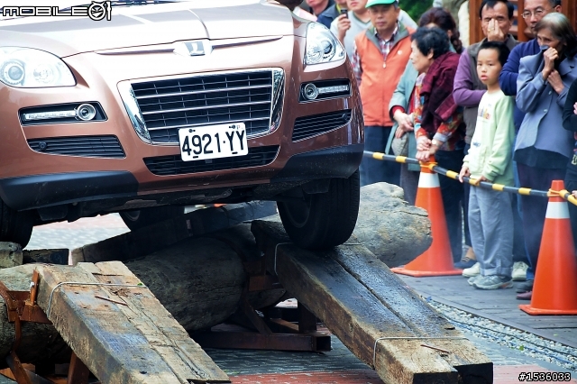 亞洲車神陳和皇2011年3月19日Luxgen車埕車聚神技演出,以181張連續照片串成影片播出。