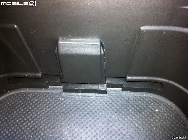 new mazda 3 5D駕駛座旁中央置杯架內緣孔隙