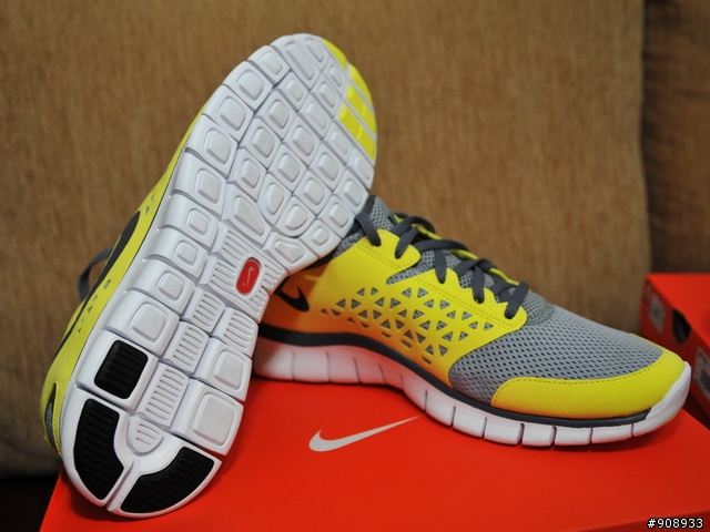 哎呀!! 回到家踢到箱子了~NIKE Free Run +