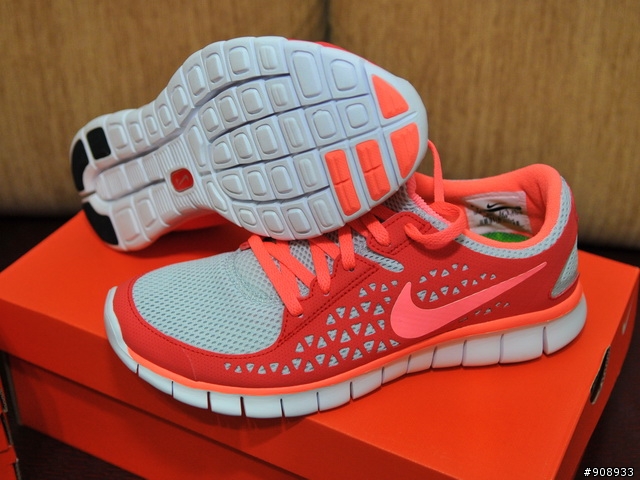 哎呀!! 回到家踢到箱子了~NIKE Free Run +