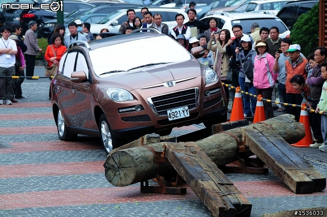 亞洲車神陳和皇2011年3月19日Luxgen車埕車聚神技演出,以181張連續照片串成影片播出。