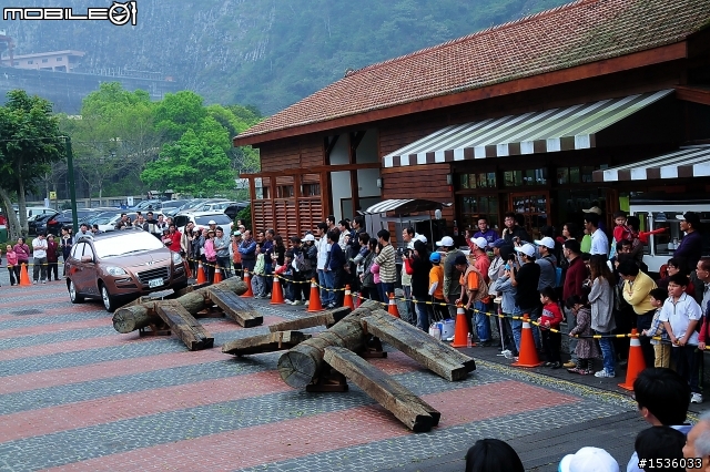 亞洲車神陳和皇2011年3月19日Luxgen車埕車聚神技演出,以181張連續照片串成影片播出。