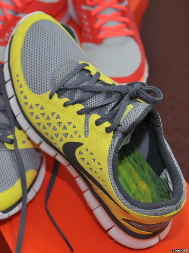 哎呀!! 回到家踢到箱子了~NIKE Free Run +