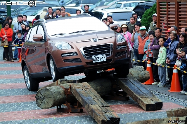 亞洲車神陳和皇2011年3月19日Luxgen車埕車聚神技演出,以181張連續照片串成影片播出。