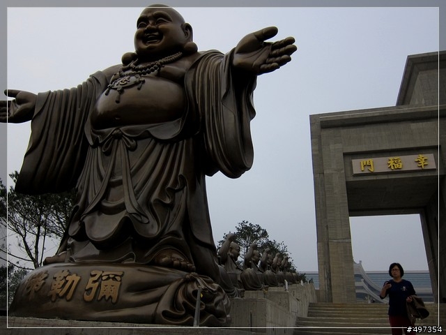 龍獅雙潭鐵馬長奔,彌勒大道立地有佛。