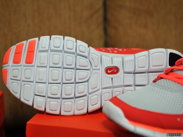 哎呀!! 回到家踢到箱子了~NIKE Free Run +