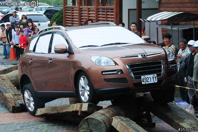 亞洲車神陳和皇2011年3月19日Luxgen車埕車聚神技演出,以181張連續照片串成影片播出。