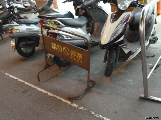 被7-11設置的禁止停車路障絆倒 店家居然沒人搭理???