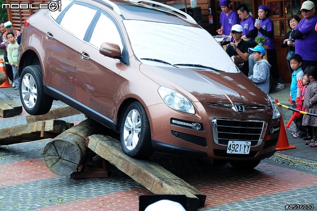 亞洲車神陳和皇2011年3月19日Luxgen車埕車聚神技演出,以181張連續照片串成影片播出。