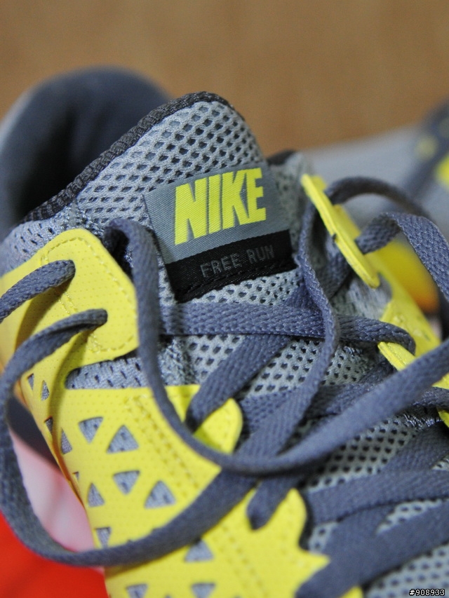 哎呀!! 回到家踢到箱子了~NIKE Free Run +