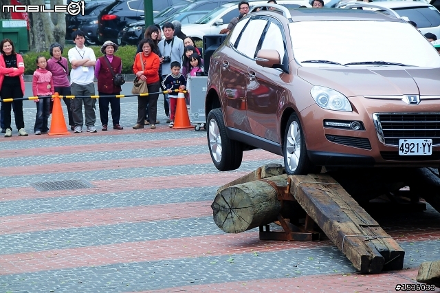 亞洲車神陳和皇2011年3月19日Luxgen車埕車聚神技演出,以181張連續照片串成影片播出。