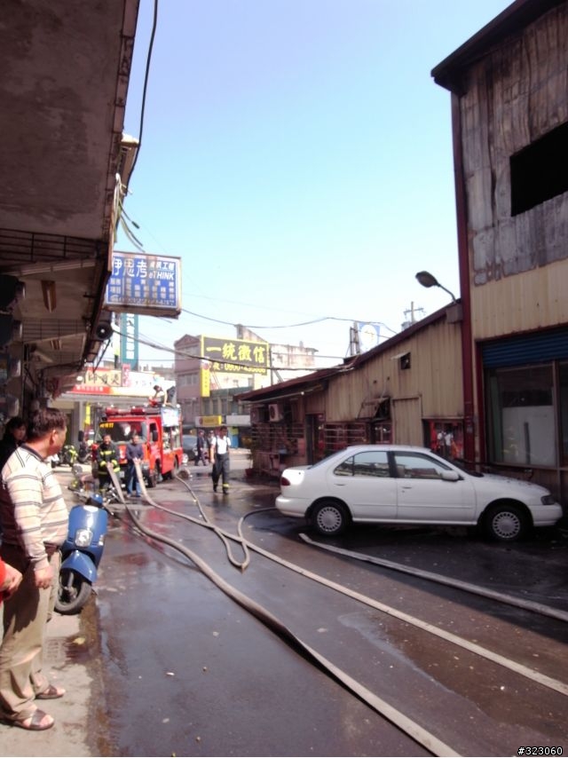 桃園大溪鎮仁武里介壽路旁的大型違建發生了大火…
