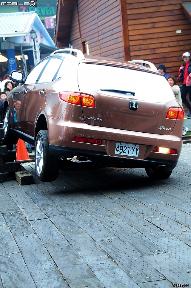 亞洲車神陳和皇2011年3月19日Luxgen車埕車聚神技演出,以181張連續照片串成影片播出。