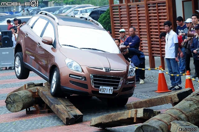 亞洲車神陳和皇2011年3月19日Luxgen車埕車聚神技演出,以181張連續照片串成影片播出。
