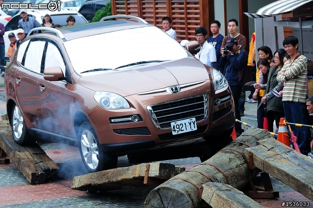 亞洲車神陳和皇2011年3月19日Luxgen車埕車聚神技演出,以181張連續照片串成影片播出。