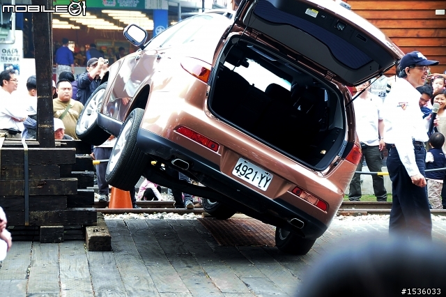 亞洲車神陳和皇2011年3月19日Luxgen車埕車聚神技演出,以181張連續照片串成影片播出。
