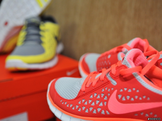哎呀!! 回到家踢到箱子了~NIKE Free Run +