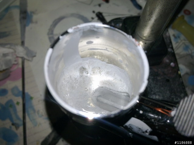 郡氏新的底漆補土,溶劑不太能溶??
