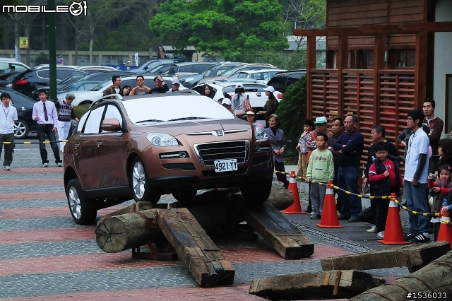 亞洲車神陳和皇2011年3月19日Luxgen車埕車聚神技演出,以181張連續照片串成影片播出。