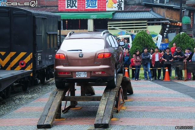 亞洲車神陳和皇2011年3月19日Luxgen車埕車聚神技演出,以181張連續照片串成影片播出。