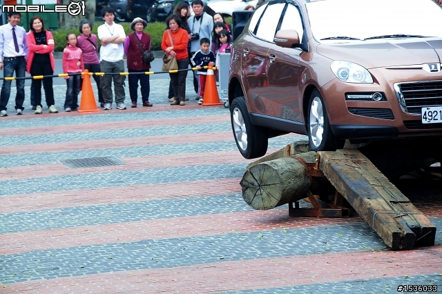 亞洲車神陳和皇2011年3月19日Luxgen車埕車聚神技演出,以181張連續照片串成影片播出。