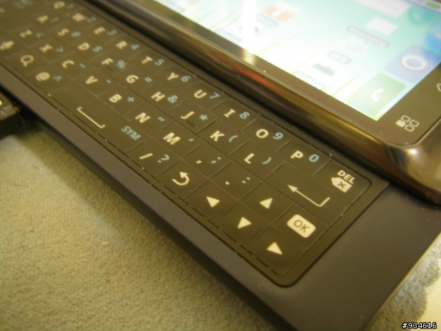 有著QWERTY鍵盤的 moto milestone 2