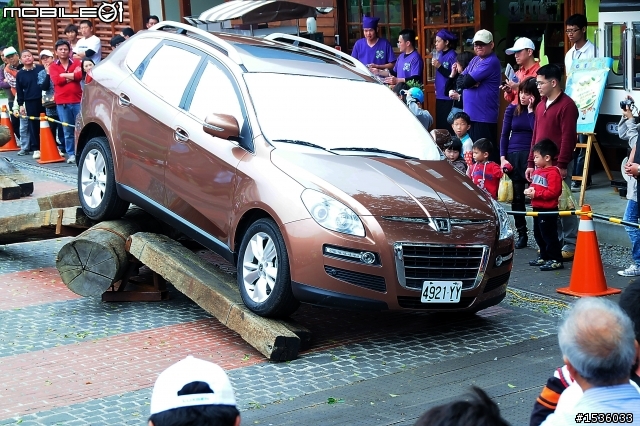 亞洲車神陳和皇2011年3月19日Luxgen車埕車聚神技演出,以181張連續照片串成影片播出。