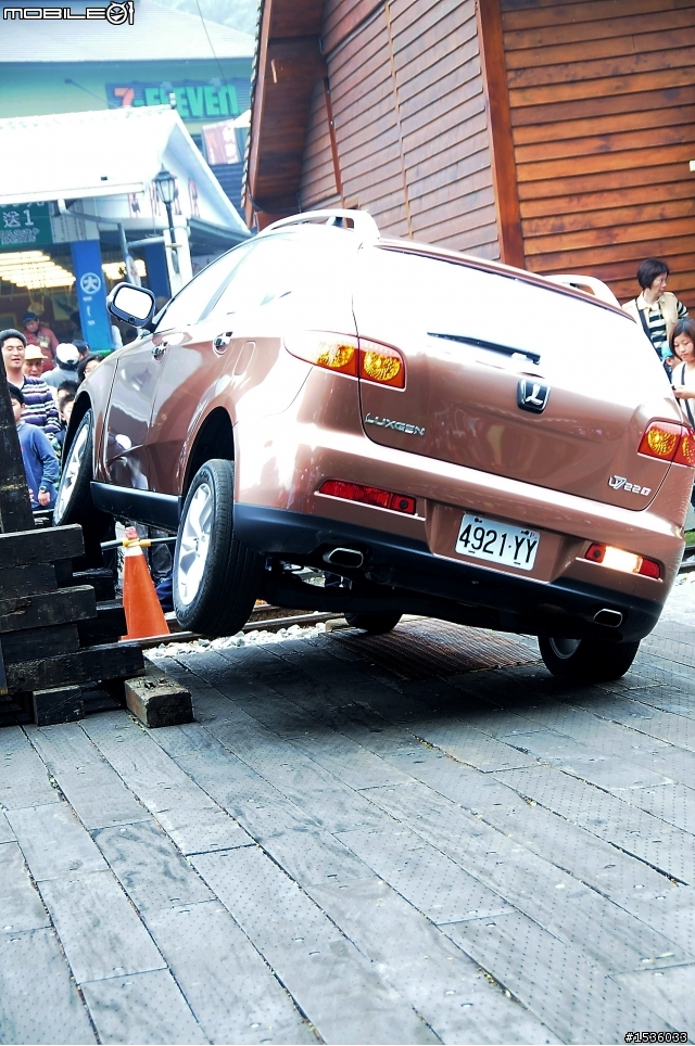 亞洲車神陳和皇2011年3月19日Luxgen車埕車聚神技演出,以181張連續照片串成影片播出。