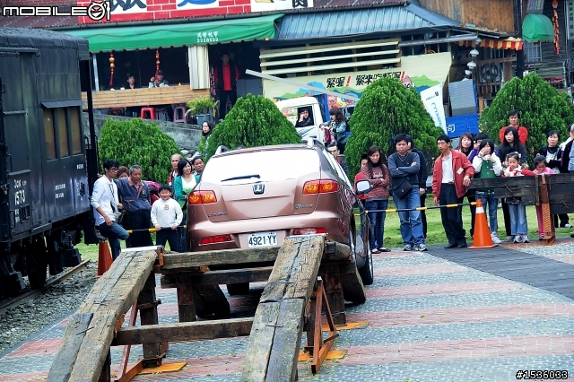 亞洲車神陳和皇2011年3月19日Luxgen車埕車聚神技演出,以181張連續照片串成影片播出。