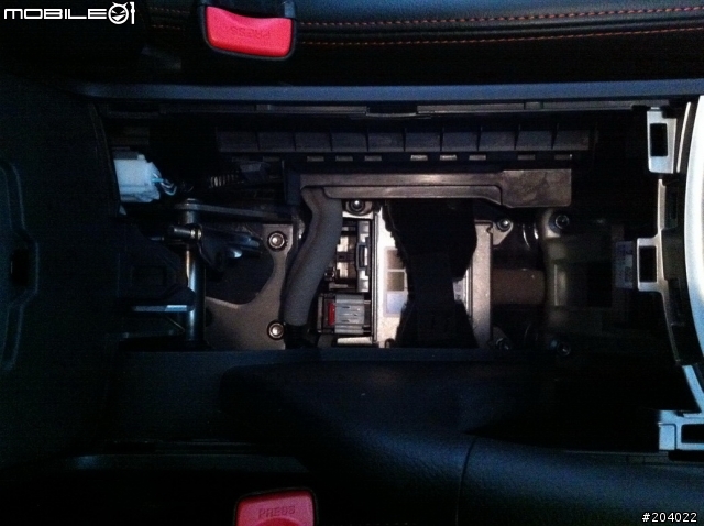 new mazda 3 5D駕駛座旁中央置杯架內緣孔隙