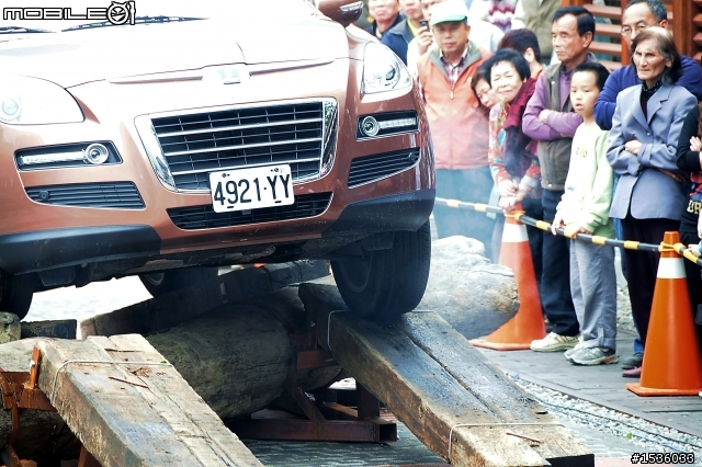 亞洲車神陳和皇2011年3月19日Luxgen車埕車聚神技演出,以181張連續照片串成影片播出。